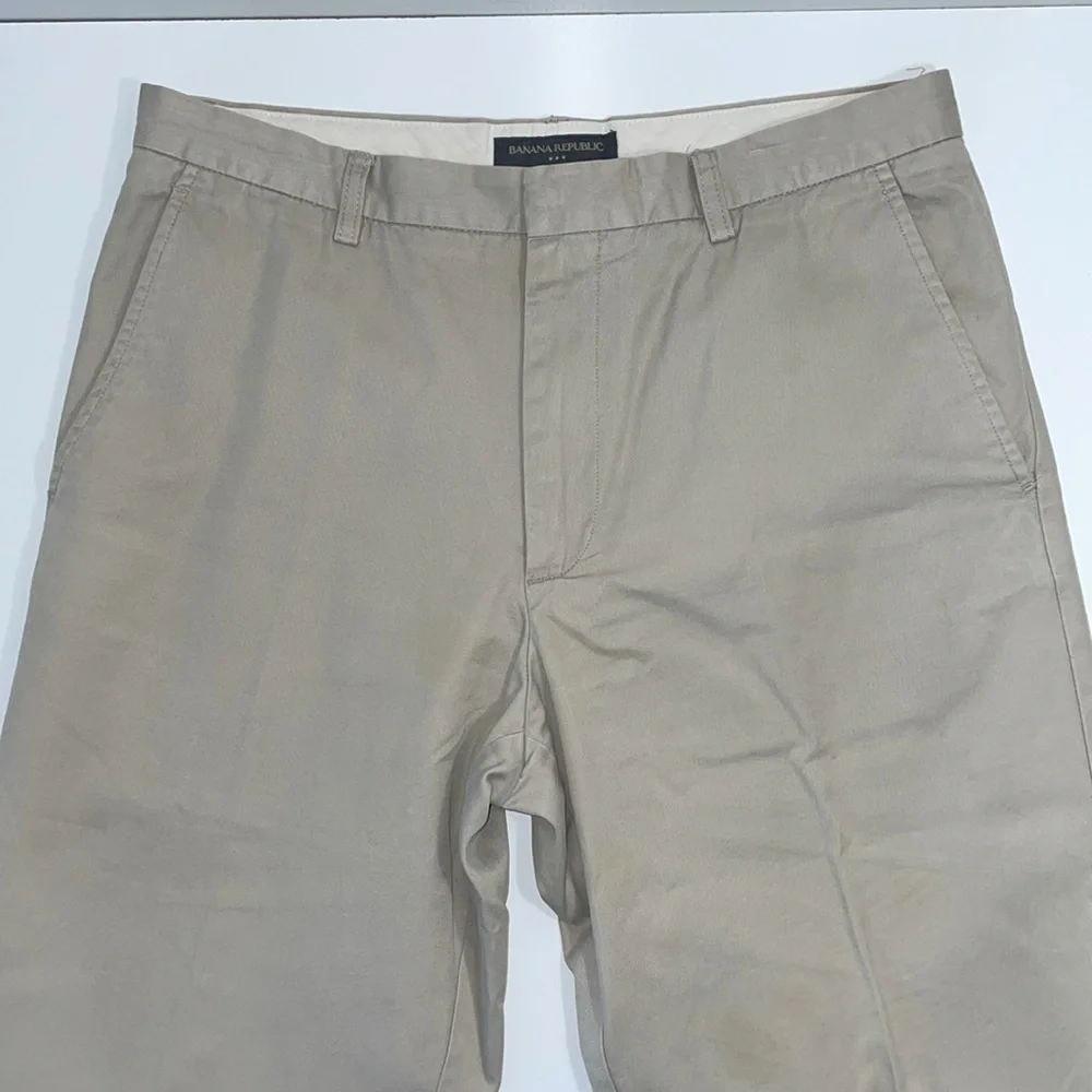 Banana Republic men’s Size 34 cotton flat‎ front khaki chino pants.